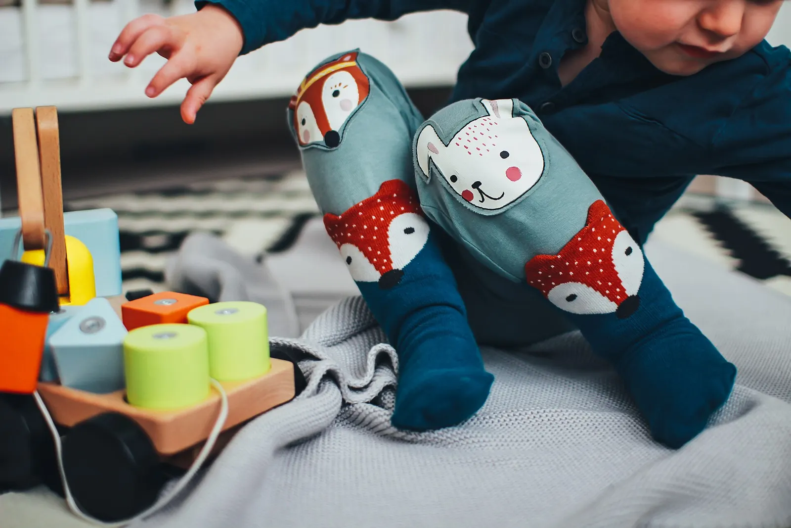 玩木制玩具的幼儿