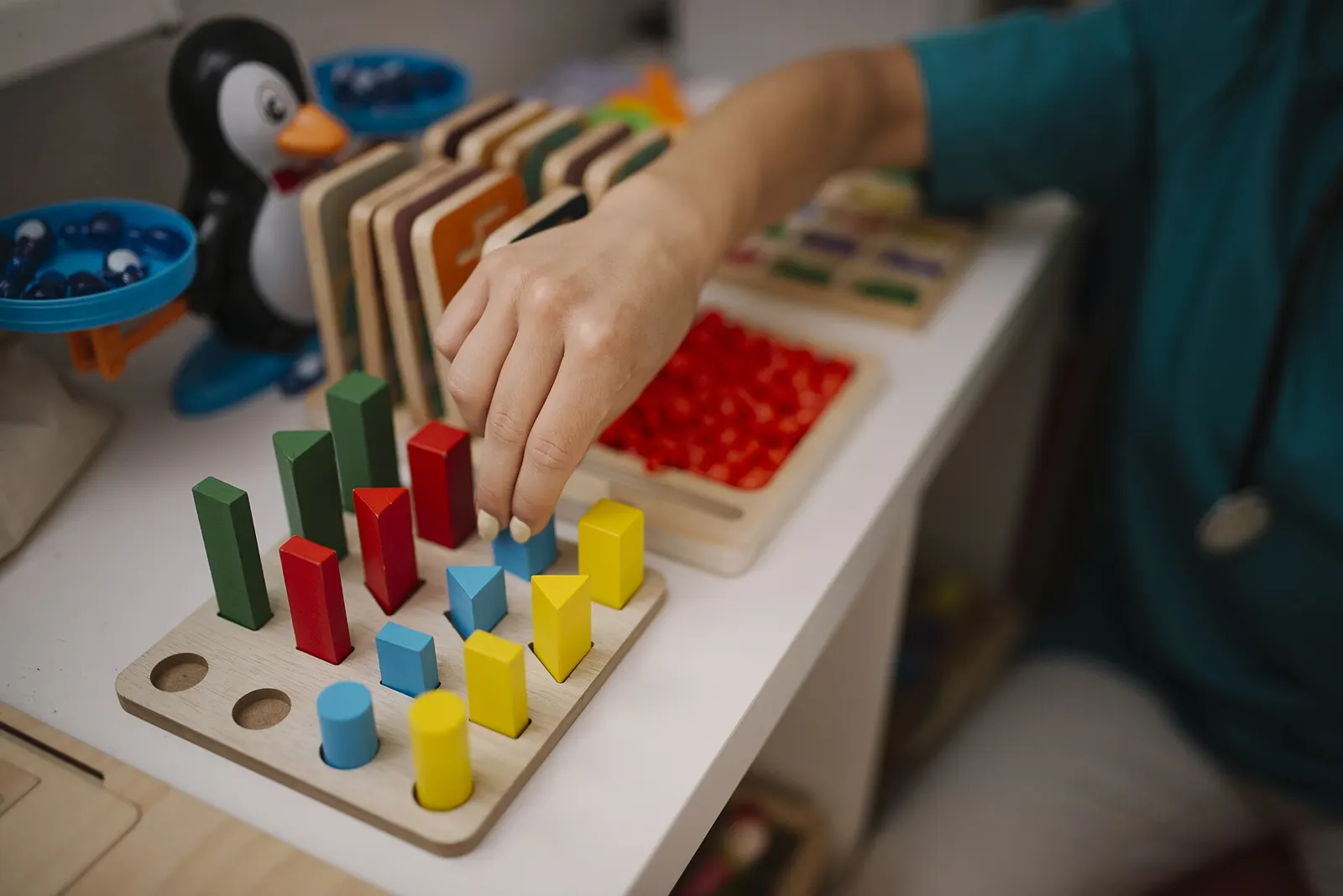 Niño jugando con un encajable de madera